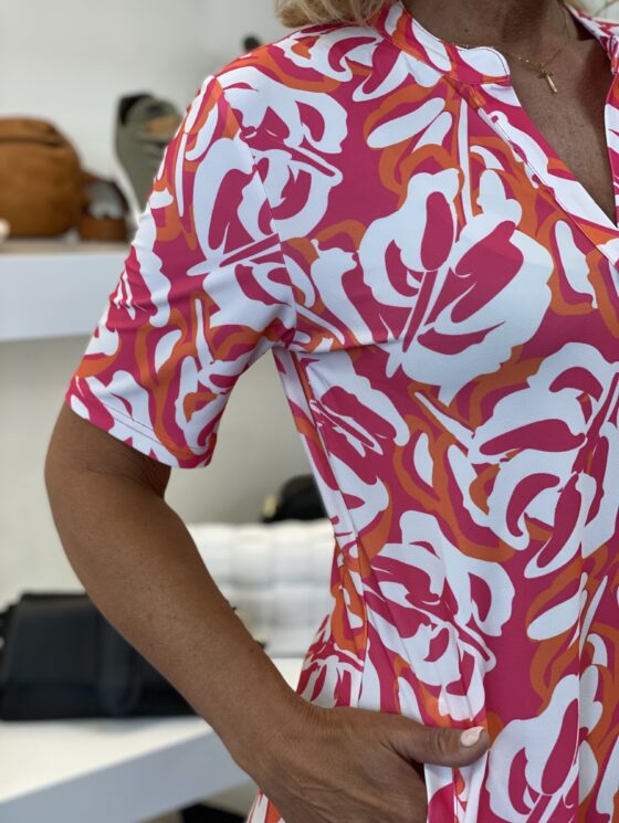 Eleonoraâą | Robe avec encolure en V.